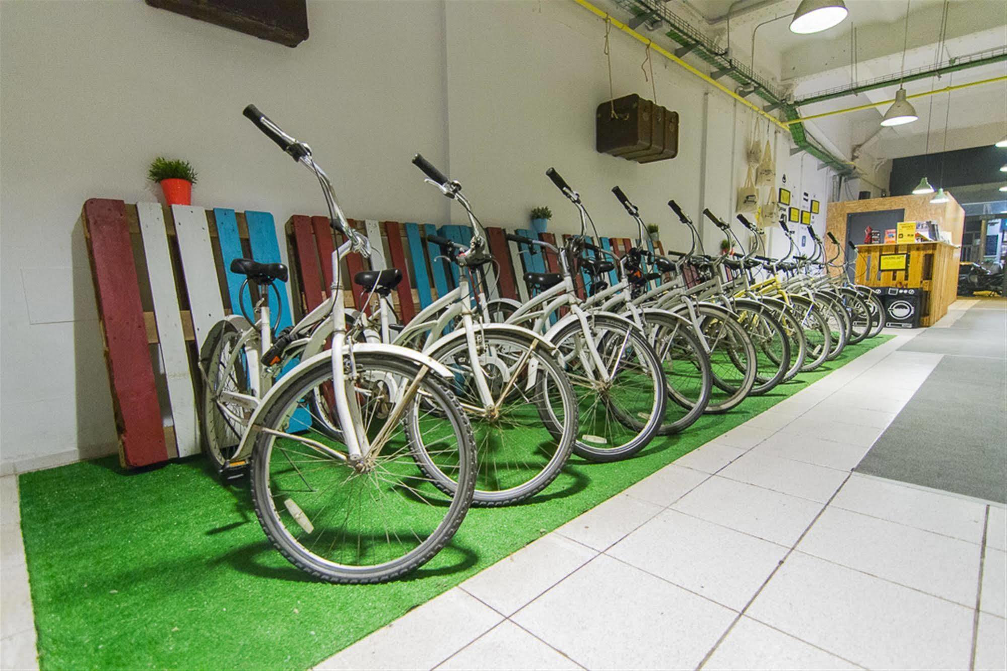 Hostel Bed And Bike Barcelona Exteriér fotografie